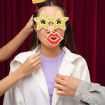 Accessoires photobooth colorés : lunettes, chapeaux, moustaches et pancartes pour animer vos événements