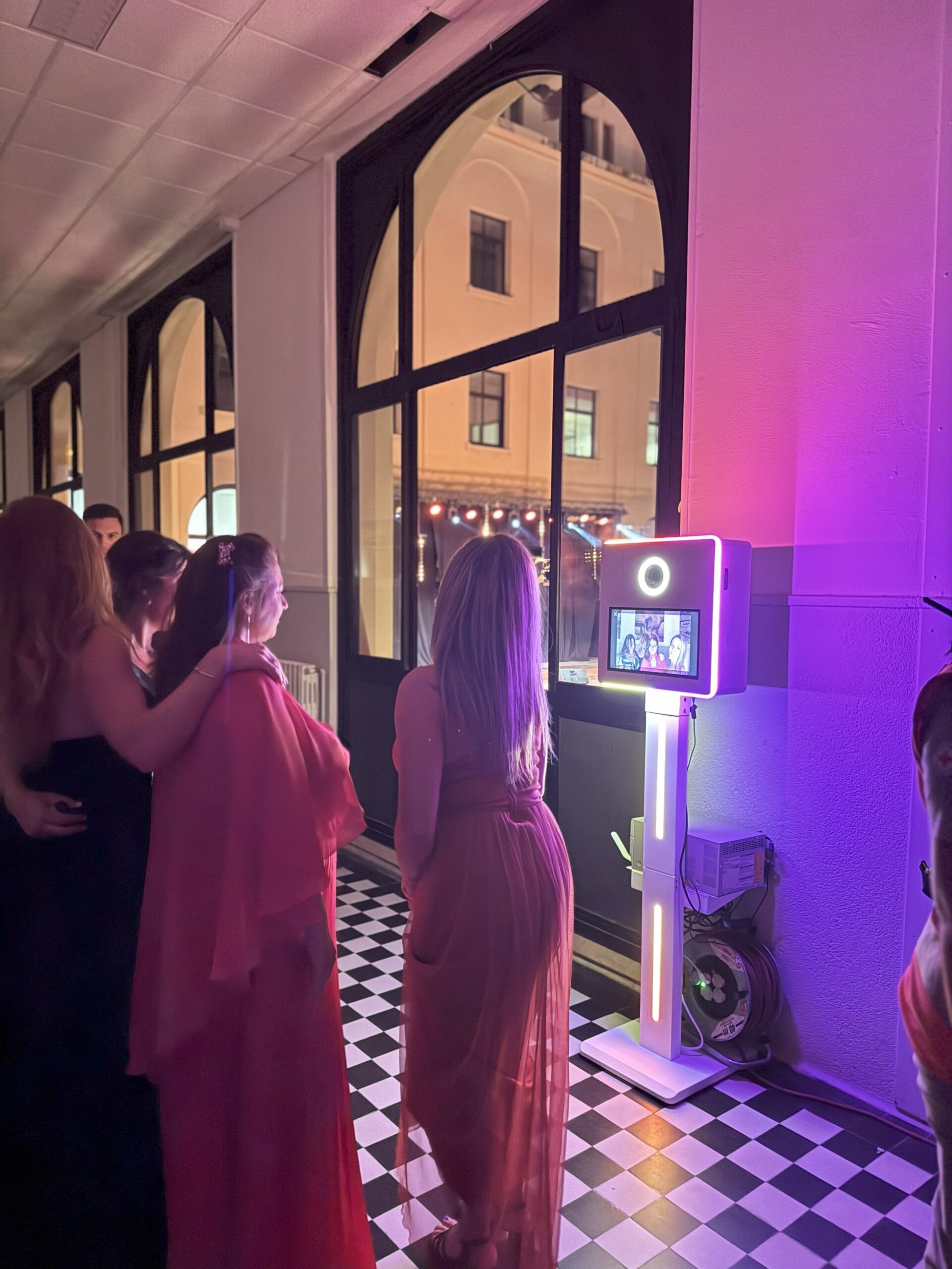 Groupe de personne utilisant la location d'un photobooth sur Marseille