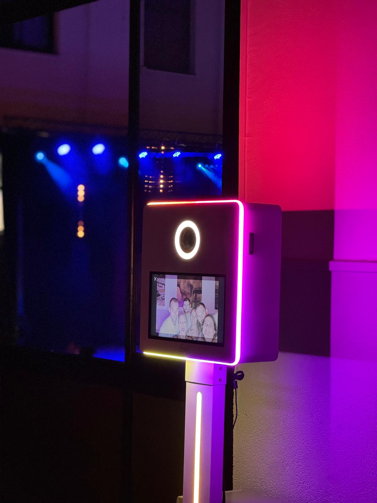 Invités prenant des photos avec la borne photobooth Smiily