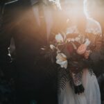 Location photobooth mariage Marseille - couple de maries devant la borne photo