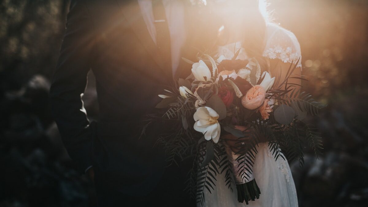 Location photobooth pas cher - invites qui posent avec accessoires lors d une fete