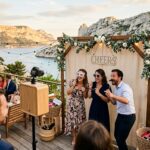 Photobooth calanques Cassis - borne photo face aux calanques au coucher du soleil